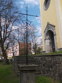 kovový kríž pred vchodom do kostola