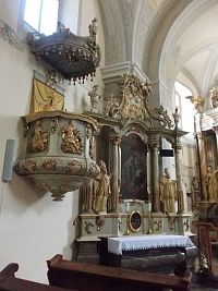 kazateľnica a bočný oltár