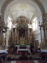 hlavný oltár Narodenie Panny Márie so stĺpovou výzdobou
