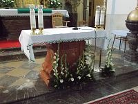 stôl pred hlavným oltárom