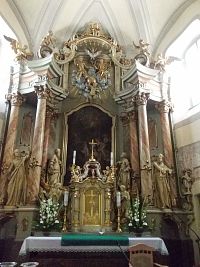 hlavný oltár so stĺpovou  výzdobou