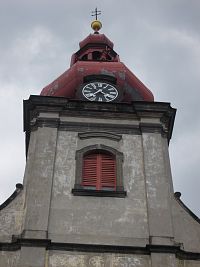 štvorhranná veža s hodinami