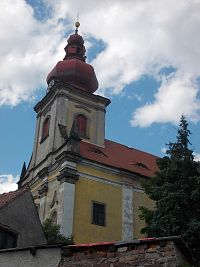 kostol s vstavanou hranolovitou vežou, na vrchole s cibuľovitou vežou