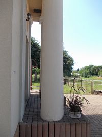 stĺpy u vchodu do kaplnky