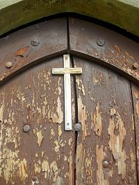kríž na dverách