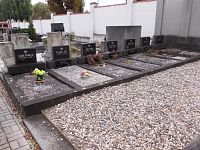 hroby obetí - 14 baníkov bolo z Duchcova, ktorí sú pochovaní na miestom cintoríne