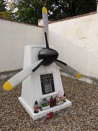pomníček s vrtuľou a menami vojakov