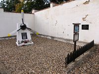 umiestnenie pamätníka pri múre cintorína