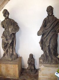 v predsiení kostola sú dve kamenné barokové sochy sv. Petra a sv. Pavla a jedna menšia soška