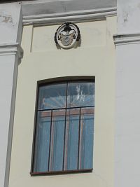okno a erb v priečelí kostola
