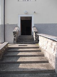 schody a bočný vchod