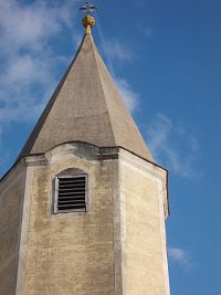 veža kostola s ihlancovitou strechou