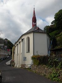 kostol - sedlovú strechu v juhovýchodnej časti s malou vežičkou