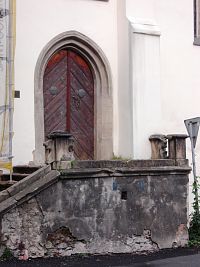 vchod do kostola so zaklenutým portálom, vchod z Husickej ulice