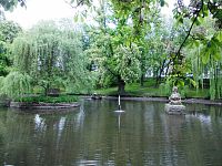 rybník s ostrovčekom a socha sfingy