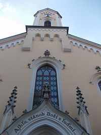 nápis nad vstupom do kostola