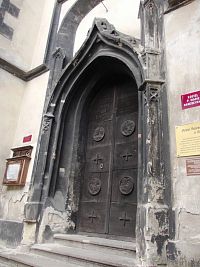 vchod so zaklenutým portálom