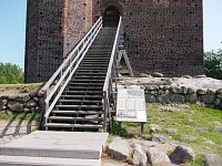 vstupné schody do dolnej časti veži