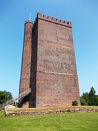 veža má v základe na každej strane po 15 metrov