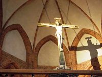 kríž nad oltárnou skriňou