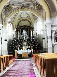 pohľad na hlavný oltár - vianočný