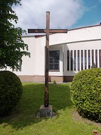 drevený kríž pred kostolom