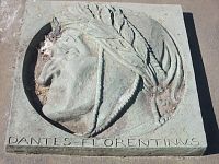 bronzový reliéf Danteho