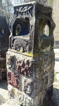 detail kamenného stĺpiku