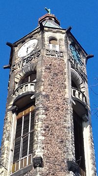 veža s hodinami a nápisom v nemčine