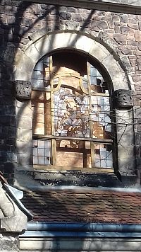 rozbité okná lode kostola