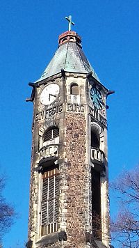 veža s hodinami a nápisom