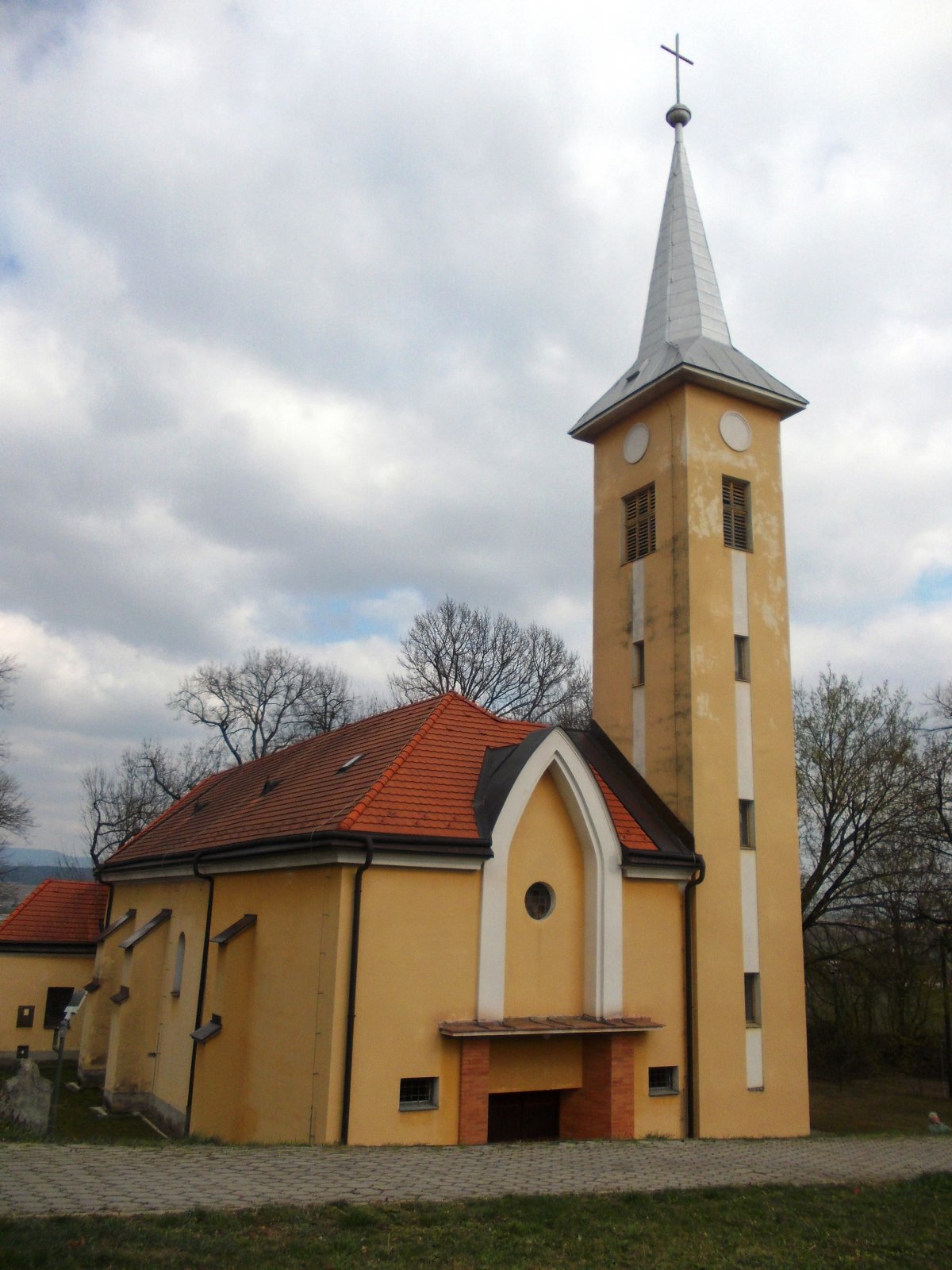 Veľké Chlievany kostol sv.… Kostel Turistika.cz