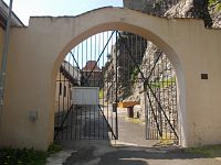 brána do areálu hradu