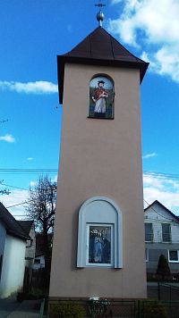 dole soška Panny Márie, v hornom okne obraz sv. Jána Nepomuckého