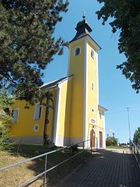 kostol s predsunutou vežou