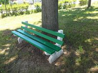 lavička v parku u kostola