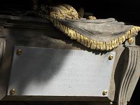 nápis na sarkofágu