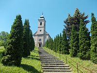 schody ku kostolu lemované zeleňou