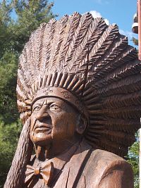 s čelenkou čestného náčelníka indiánskeho kmeňa Kickapoo
