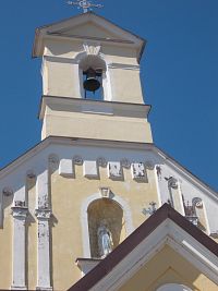 zvonička nad priečelím kostola
