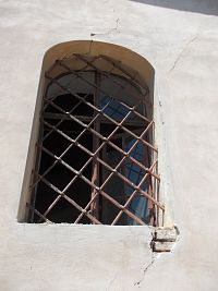 okno s mrežou