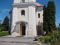 dolná časť veže so vstupom do kostola
