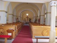 interiér lode kostola s oltárom