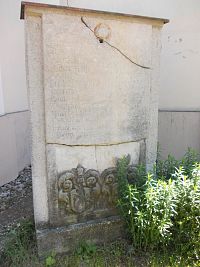 náhrobný kameň s nápisom