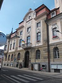 priečeli budovy radnice od ulice Břežanská