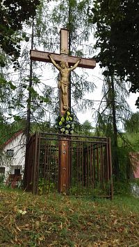 kríž neďaleko kostola