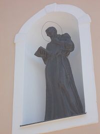 socha svätca vo výklenku
