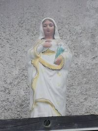 soška Panny Márie v nike