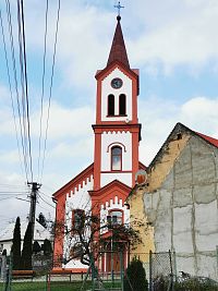 kostol s vežou ktorú pristavili okolo roku 1895