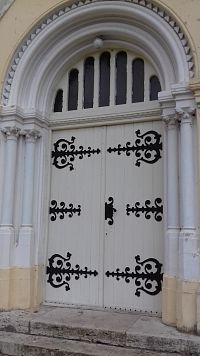 zdobené dvere vchodu